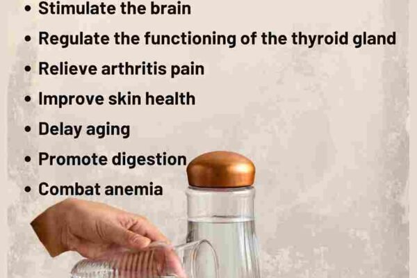 Pijenje vode iz bakrene čaše je drevna navika s mnogobrojnim zdravstvenim prednostima. 🫗