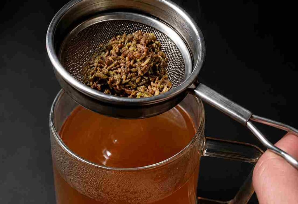 Zutaten 1 Tasse heißes Wasser (nicht kochend) 1 Beutel grüner Tee (oder 1 TL loser grüner Tee) 1,5 cm frischer Ingwer, gerieben Saft von ½ Zitrone 1 Prise Zimt (optional) ¼ TL roher Honig (optional) Zubereitung Grünen Tee und geriebenen Ingwer 3–4 Minuten in heißem Wasser ziehen lassen. Abseihen und kurz abkühlen lassen. Zitronensaft hinzufügen. Nach Wunsch Zimt und Honig einrühren. Langsam trinken – idealerweise 20–30 Minuten vor dem Frühstück. Warum dieses Getränk beliebt ist ✅ Unterstützt die Flüssigkeitszufuhr ✅ Kann das Sättigungsgefühl fördern ✅ Hilft dabei, zuckerhaltige Getränke zu ersetzen ✅ Enthält Antioxidantien aus grünem Tee ✅ Kann die Verdauung angenehm unterstützen Wichtig: Dieses Getränk verbrennt kein Fett. Eine nachhaltige Gewichtsabnahme entsteht durch eine ausgewogene Ernährung, regelmäßige Bewegung und ausreichend Schlaf.