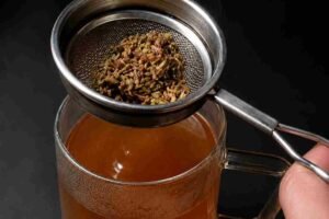 Zutaten 1 Tasse heißes Wasser (nicht kochend) 1 Beutel grüner Tee (oder 1 TL loser grüner Tee) 1,5 cm frischer Ingwer, gerieben Saft von ½ Zitrone 1 Prise Zimt (optional) ¼ TL roher Honig (optional) Zubereitung Grünen Tee und geriebenen Ingwer 3–4 Minuten in heißem Wasser ziehen lassen. Abseihen und kurz abkühlen lassen. Zitronensaft hinzufügen. Nach Wunsch Zimt und Honig einrühren. Langsam trinken – idealerweise 20–30 Minuten vor dem Frühstück. Warum dieses Getränk beliebt ist ✅ Unterstützt die Flüssigkeitszufuhr ✅ Kann das Sättigungsgefühl fördern ✅ Hilft dabei, zuckerhaltige Getränke zu ersetzen ✅ Enthält Antioxidantien aus grünem Tee ✅ Kann die Verdauung angenehm unterstützen Wichtig: Dieses Getränk verbrennt kein Fett. Eine nachhaltige Gewichtsabnahme entsteht durch eine ausgewogene Ernährung, regelmäßige Bewegung und ausreichend Schlaf.