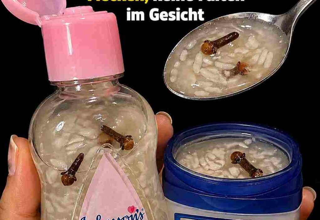 # **DIY-Kollagencreme mit Nelken, Babyöl & Reis** ## **Für geschmeidige, intensiv gepflegte und strahlende Haut** Mit zunehmendem Alter verlangsamt sich die natürliche Kollagenproduktion der Haut. Dadurch können feine Linien, Trockenheit und ein Verlust an Spannkraft entstehen. Neben fertigen Pflegeprodukten lässt sich auch zu Hause eine reichhaltige Hautpflege herstellen. Diese DIY-Creme kombiniert Nelken, Babyöl und Reispulver mit Aloe Vera, Vitamin E, Honig, Mandelöl und Rosenwasser. Die Inhaltsstoffe versorgen die Haut mit Feuchtigkeit, schützen sie vor oxidativem Stress und unterstützen ein geschmeidiges, gepflegtes Hautbild. --- # Zutaten *(Ergibt ca. 50 g Creme)* * 2 TL ganze Nelken, leicht zerdrückt * 3 EL unparfümiertes Babyöl * 1 EL fein gemahlenes Reispulver * 1 EL frisches Aloe-Vera-Gel * 1 Vitamin-E-Kapsel (ca. 400 IE) * 1 TL roher Honig * 1 TL kaltgepresstes Mandelöl * 1 TL Rosenwasser * ¼ TL Kurkumapulver (optional) --- # Zubereitung ### 1. Nelkenöl herstellen Das Babyöl in einem Wasserbad auf etwa **50 °C** erwärmen. Die zerdrückten Nelken hinzufügen und etwa **20 Minuten** ziehen lassen. Anschließend das Öl durch ein feines Sieb filtern und leicht abkühlen lassen. ### 2. Reispaste vorbereiten Das Reispulver mit **1 EL warmem destilliertem Wasser** zu einer glatten Paste verrühren. Dadurch verbindet sich das Pulver später besser mit dem Öl. ### 3. Creme herstellen Das warme Nelkenöl langsam unter ständigem Rühren zur Reispaste geben. So lange verrühren, bis eine cremige Konsistenz entsteht. ### 4. Weitere Zutaten hinzufügen Sobald die Mischung auf unter **40 °C** abgekühlt ist, Aloe Vera, Honig, Vitamin E, Mandelöl, Rosenwasser und optional Kurkuma gründlich einrühren. ### 5. Aufbewahrung Die fertige Creme in ein sauberes, desinfiziertes Glas füllen, beschriften und im Kühlschrank aufbewahren. Innerhalb von **zwei Monaten** verbrauchen. --- # Anwendung * Vor der ersten Anwendung einen **Patch-Test** durchführen und 24 Stunden abwarten. * Abends nach der Gesichtsreinigung eine kleine Menge auf Gesicht und Hals auftragen. * Die Augenpartie aussparen. * Mit sanften, aufwärts gerichteten Bewegungen etwa **eine Minute** einmassieren. * Zunächst drei Abende pro Woche anwenden. Bei guter Verträglichkeit kann die Creme täglich verwendet werden. * Die Creme immer mit sauberen Händen oder einem Spatel entnehmen. --- # Mögliche Vorteile * Spendet intensive und langanhaltende Feuchtigkeit. * Unterstützt eine weiche und geschmeidige Haut. * Antioxidantien aus Nelken, Vitamin E und Kurkuma helfen dabei, die Haut vor freien Radikalen zu schützen. * Reispulver kann zu einem ebenmäßigeren und strahlenderen Hautbild beitragen. * Aloe Vera und Rosenwasser wirken beruhigend und pflegend. * Mandelöl unterstützt die Hautbarriere und hinterlässt ein angenehmes Hautgefühl. * Die Creme zieht gut ein und verleiht der Haut ein gepflegtes, natürliches Strahlen. --- # Hinweis Regelmäßige Anwendung ist entscheidend. Viele Menschen bemerken nach mehreren Wochen eine verbesserte Hautfeuchtigkeit und ein gepflegteres Hautbild. Das Ergebnis kann jedoch je nach Hauttyp unterschiedlich ausfallen. Diese DIY-Creme ersetzt keine medizinische Behandlung. Bei empfindlicher Haut oder bekannten Allergien sollte vor der Anwendung ein Hautverträglichkeitstest durchgeführt werden.