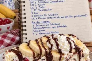 Banana Split Kasekuchen ohne Backen in 15 Minuten